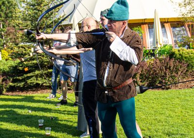 Podczas gry fabularnej Robin Hood uczestnicy ćwiczą celność w strzelaniu z łuku