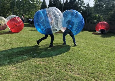Chłopaki walczą podczas meczu w Bubble Football na imprezie w okolicach Łodzi
