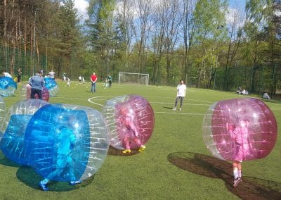 Kulki Bumper ball podczas gry w bubble football na imprezie sportowej w Łodzi