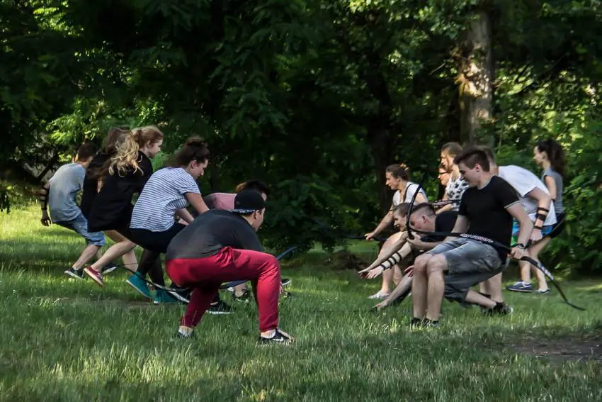 Archery Tag na integracji firmowej — uczestnicy strzelają z łuków podczas wyjazdu integracyjnego