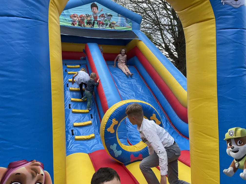 zjeżdżalnia psi patrol na imprezie